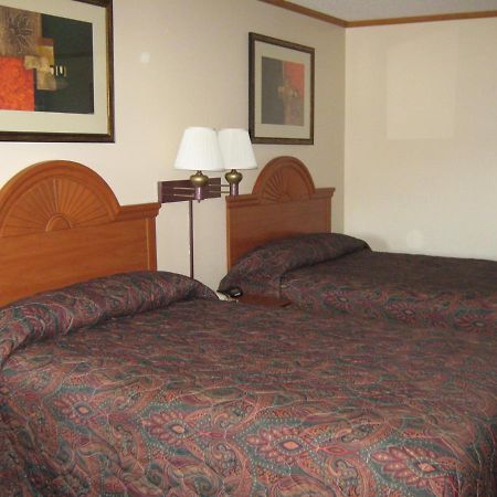 America'S Best Inn And Suites Emporia Εξωτερικό φωτογραφία