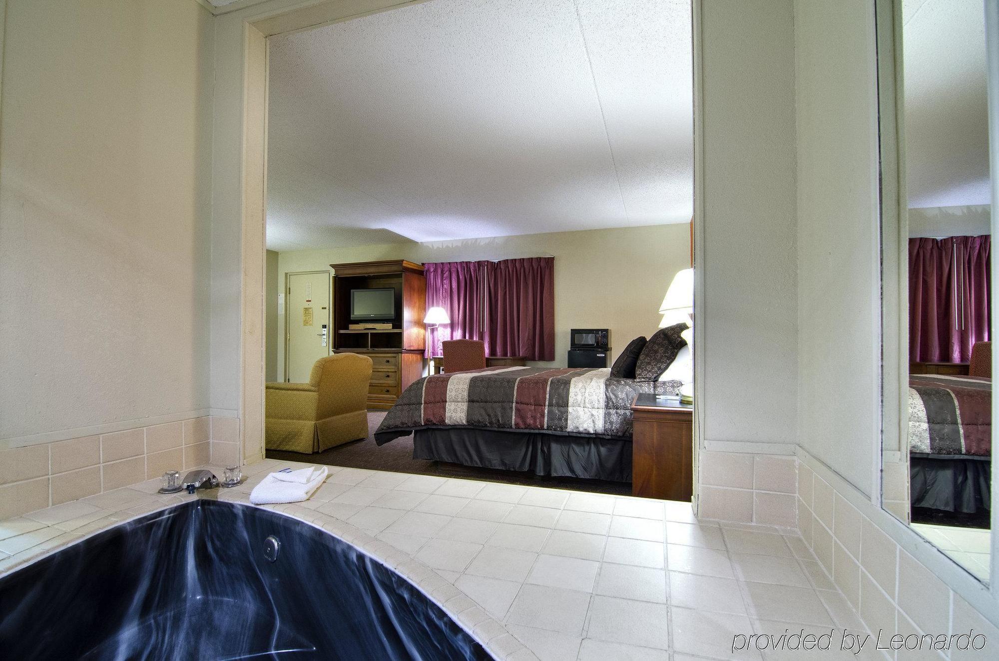 America'S Best Inn And Suites Emporia Εξωτερικό φωτογραφία