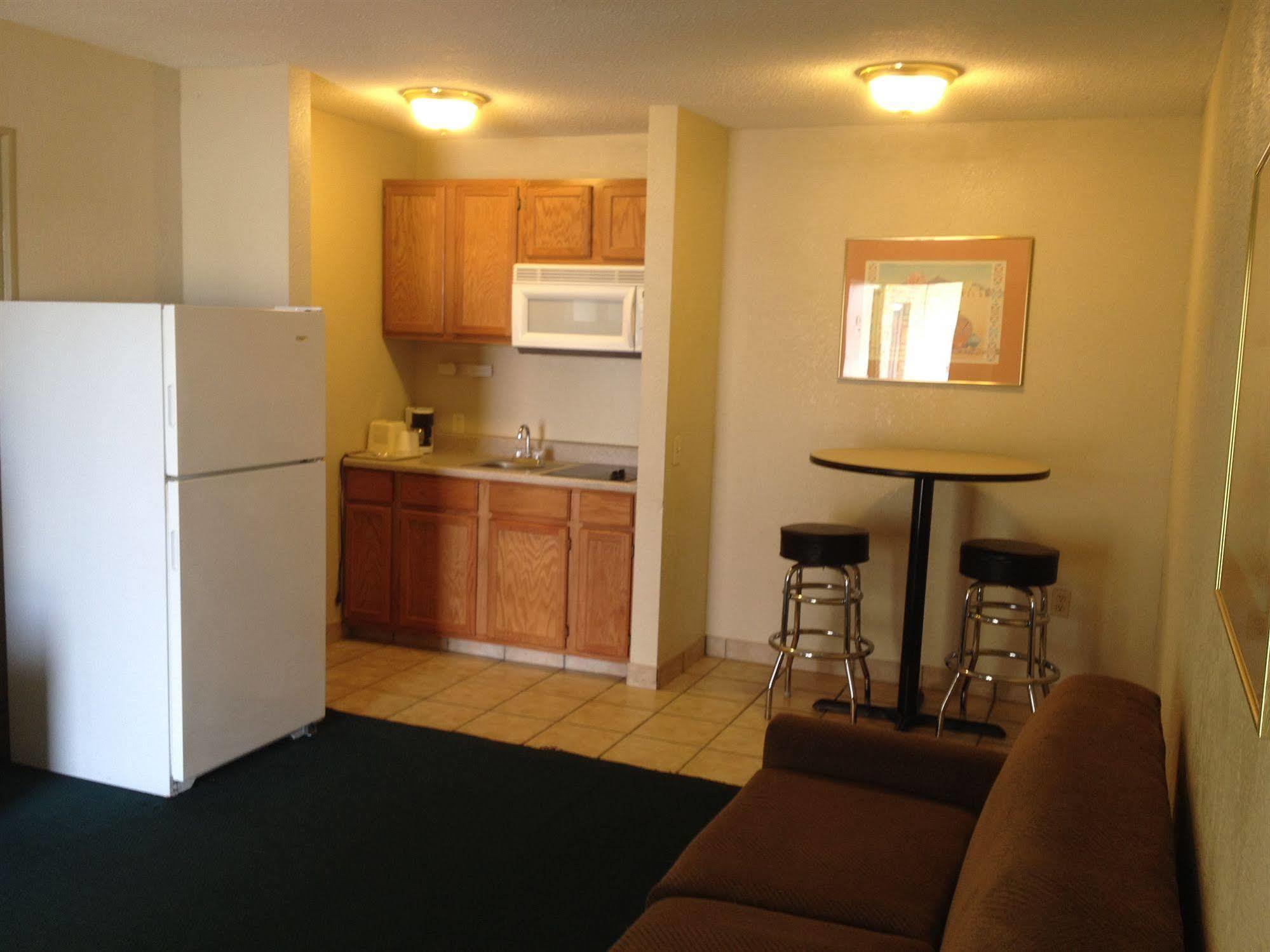 America'S Best Inn And Suites Emporia Εξωτερικό φωτογραφία