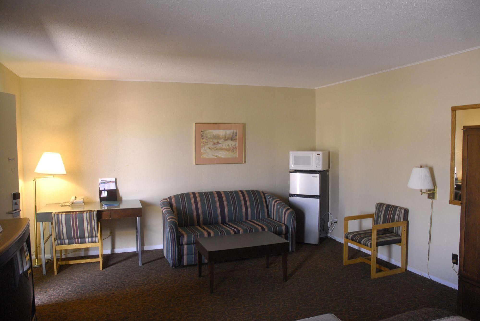 America'S Best Inn And Suites Emporia Εξωτερικό φωτογραφία