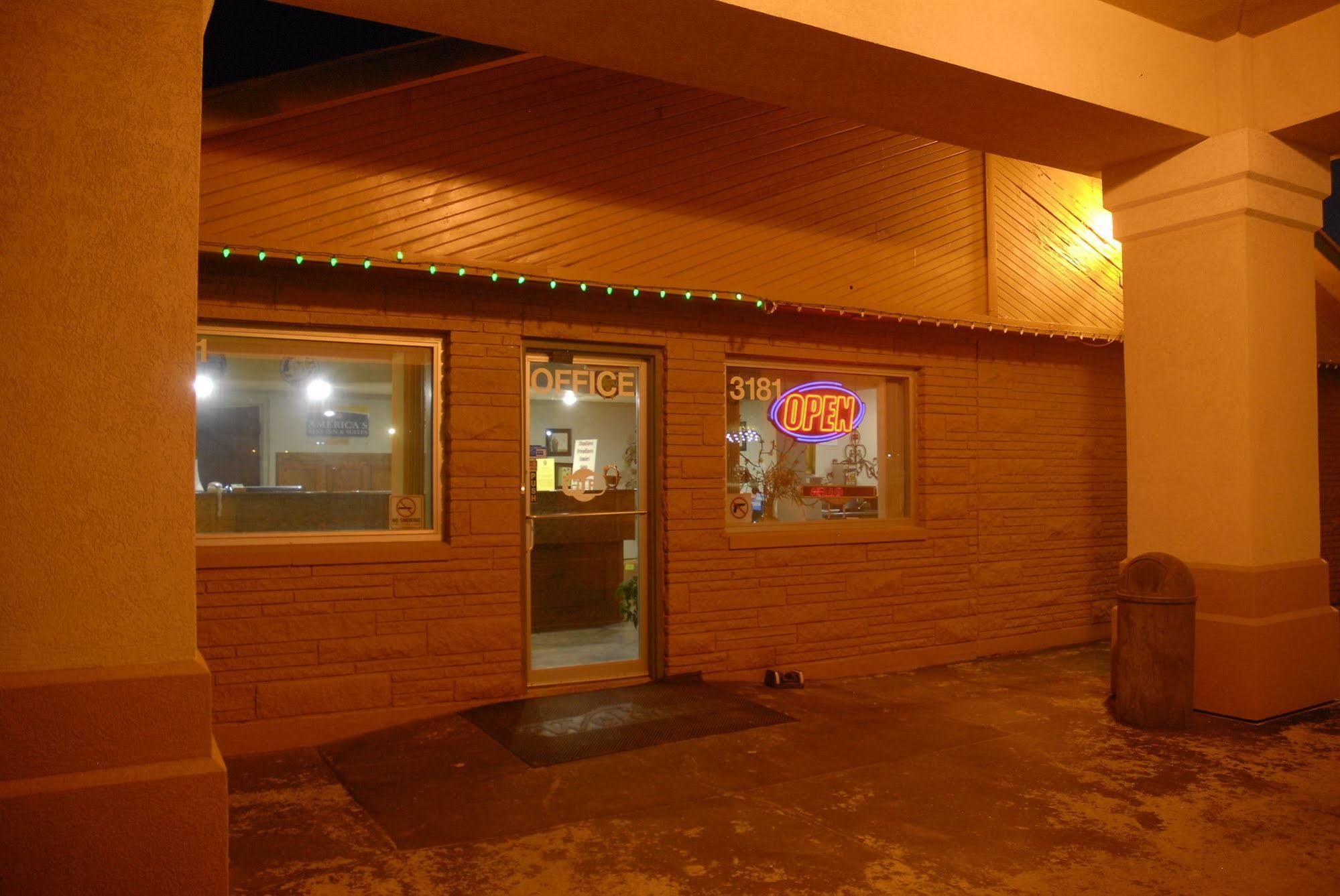 America'S Best Inn And Suites Emporia Εξωτερικό φωτογραφία