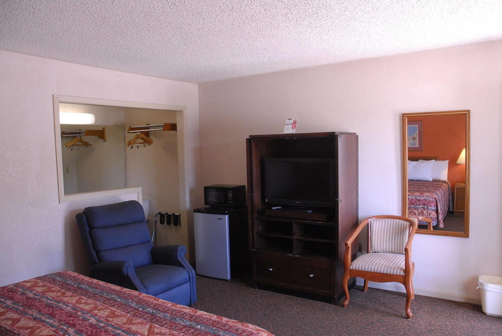 America'S Best Inn And Suites Emporia Εξωτερικό φωτογραφία