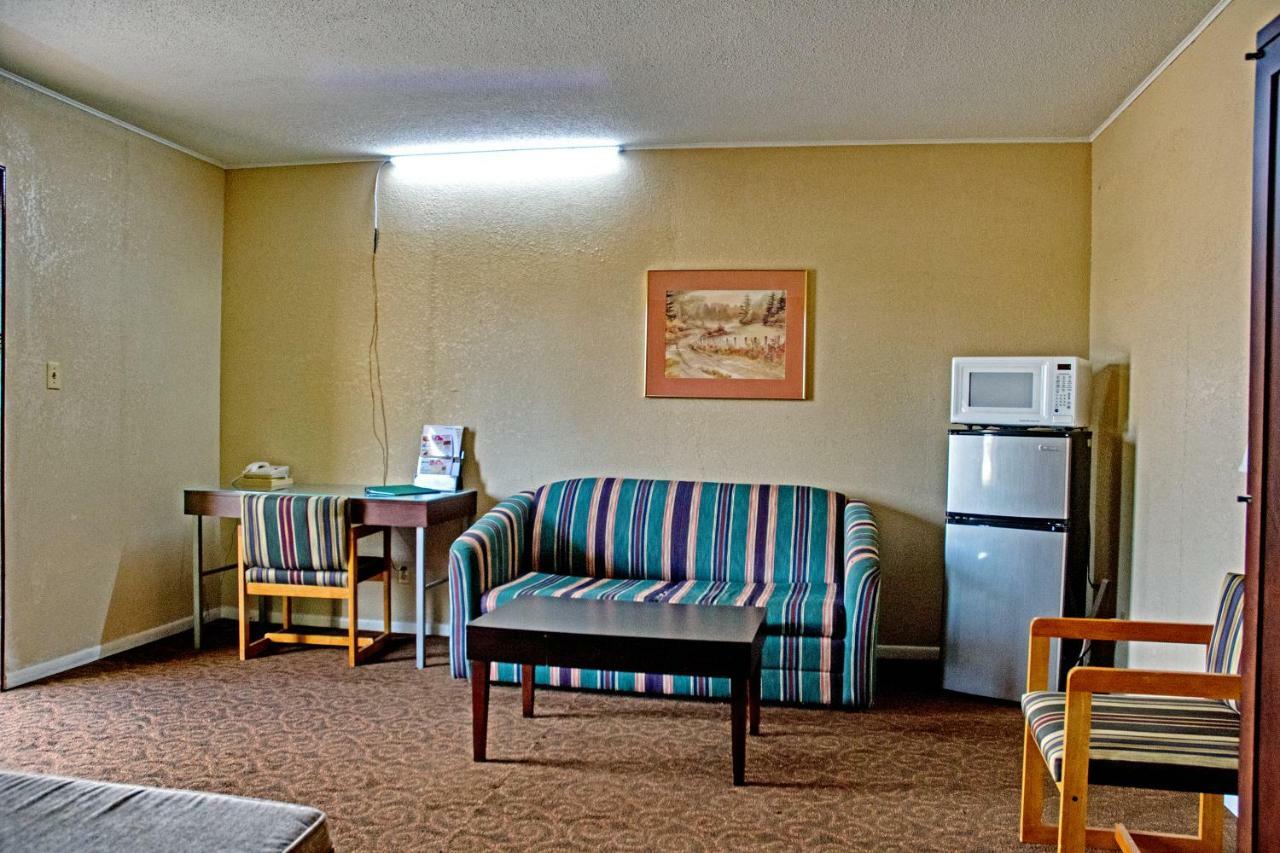 America'S Best Inn And Suites Emporia Εξωτερικό φωτογραφία