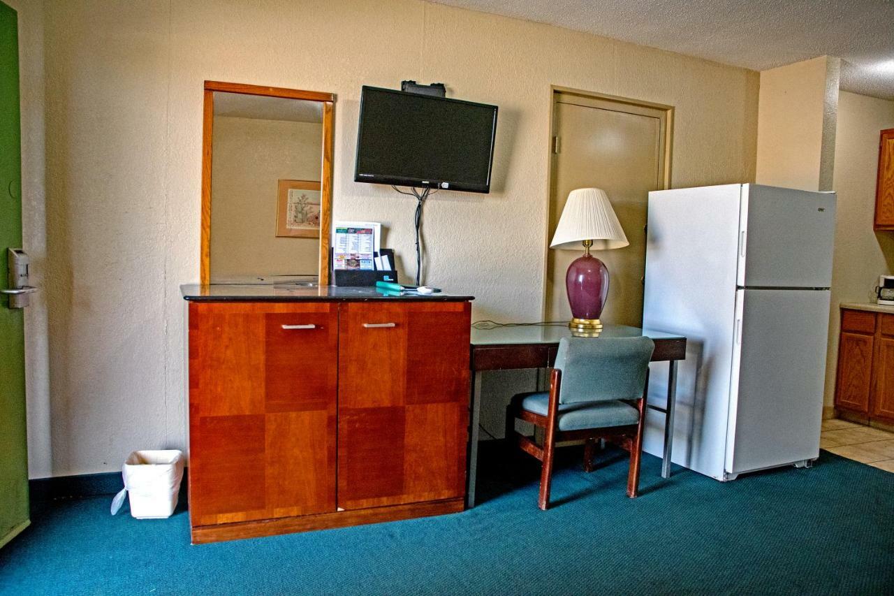 America'S Best Inn And Suites Emporia Εξωτερικό φωτογραφία
